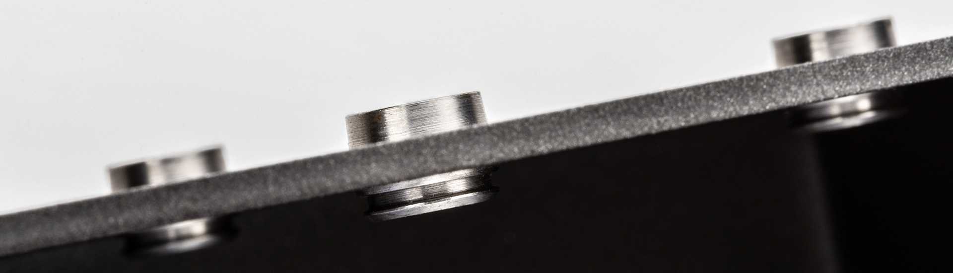 Sistemas de sellado b&m KL PLUG® en perforaciones de un componente: sistemas de cierre fiables para un sellado seguro y un cierre eficaz en aplicaciones industriales.